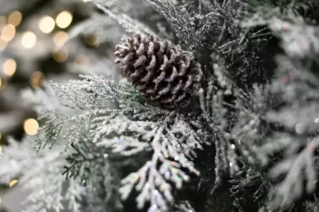 Frosted Mountain Spruce with cones Hinged 213 cm kunstkerstboom - afbeelding 2
