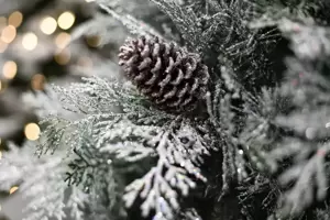 Frosted Mountain Spruce with cones Hinged 213 cm kunstkerstboom - afbeelding 2