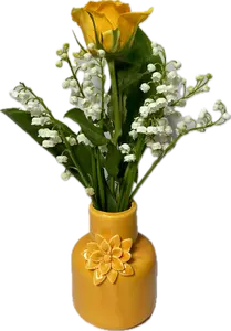 Muguet dans un vase en céramique jaune