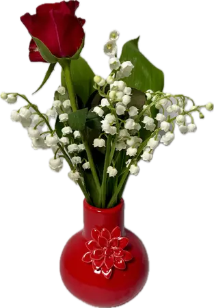 Muguet dans un vase en céramique rouge