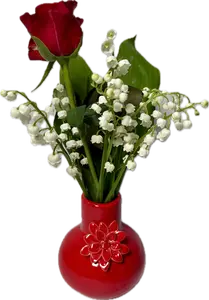 Muguet dans un vase en céramique rouge